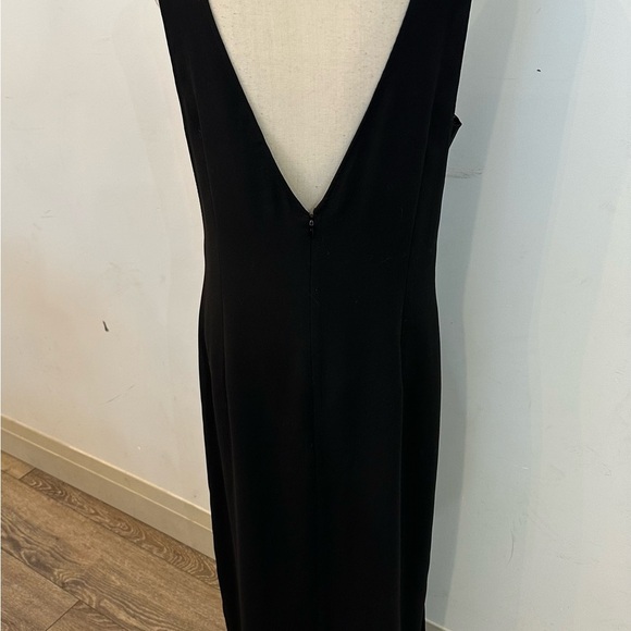 Elegant Black Sleeveless Dress - Picture 4 of 12